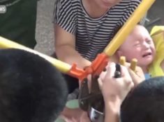 Chine Firefighters save boy whose thumb is stuck in a container
