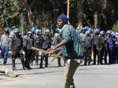 Zimbabwean police use baton to disperse protesters