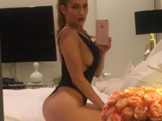 Jennifer Lopez Gives the Gift of a Sexy Selfie Because Shes Feeling Empowered