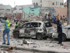 Somali militants ram car bomb into hotel killing 28
