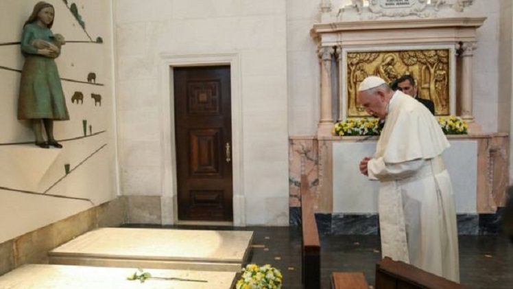 Pope prays at the grave of Jacinta and Francisco Marto the saints