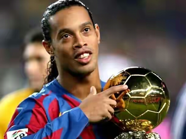 Ronaldinho holding the ballon dor