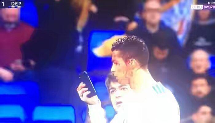 Ronaldo checks his bloodied face e15165571379201
