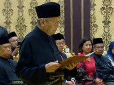 Mahathir sworn in as 7th Malaysian Prime Minister becomes worlds oldest leader