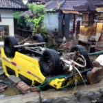 Tsunami kills at least 62 in Indonesia, injures hundreds
