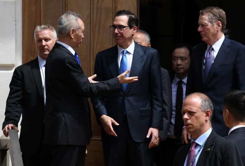 Chinese Vice Premier Liu He talks with U.S. Treasury Secretary Steven Mnuchin and Trade Representative Robert Lighthizer as he leaves trade talks in Washington, U.S., May 10, 2019. REUTERS/Leah Millis