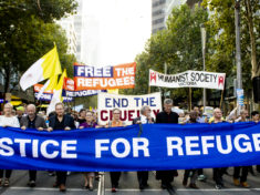 Hundreds rally in Melbourne for refugees