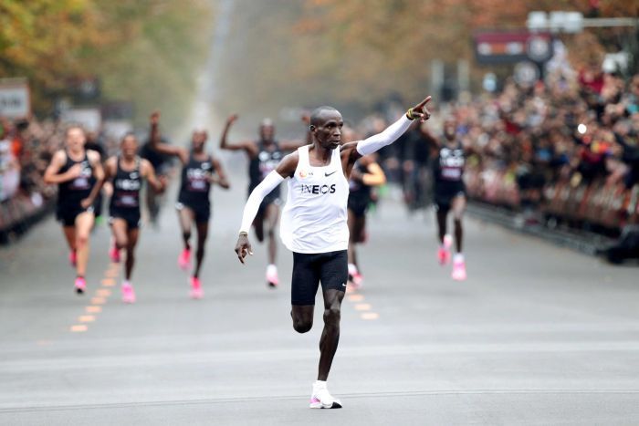 Kenyan breaks marathon record