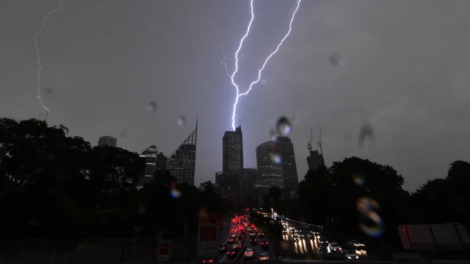 Australia: 25,000 Sydney homes without power since yesterday after wild storm
