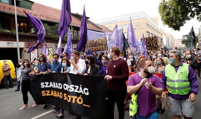 Thousands of Hungarians march for media freedom after website muzzled