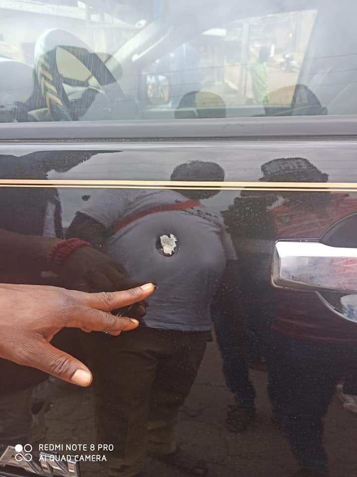 Ondo PDP Campaign Team Attacked By Suspected APC Thugs at Oba-Akoko few minutes ago