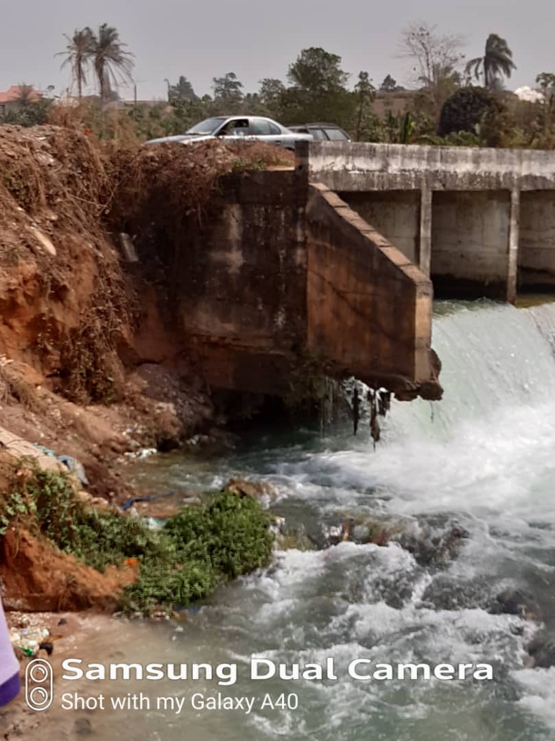 Danger: Nekede Protesters block collapsing Mmiri Nkwohia bridge, call on Imo state government to build the roads