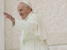 Pope Francis Twists Church's Stand, Officially Endorses Gay Marriage, Says Same-sex people are "Children of God"