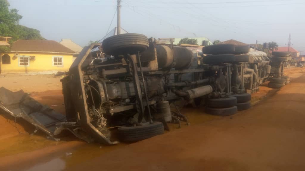 Residents bemoan continuous fall of trucks along Naze:Nekede:Ihiagwa road : Image by 9News Nigeria Imo state correspondent
