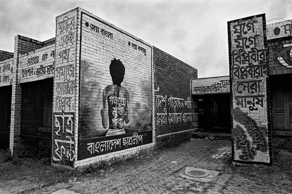image captionA mural of Noor Hossain painted at a university campus in Dhaka in 1990.