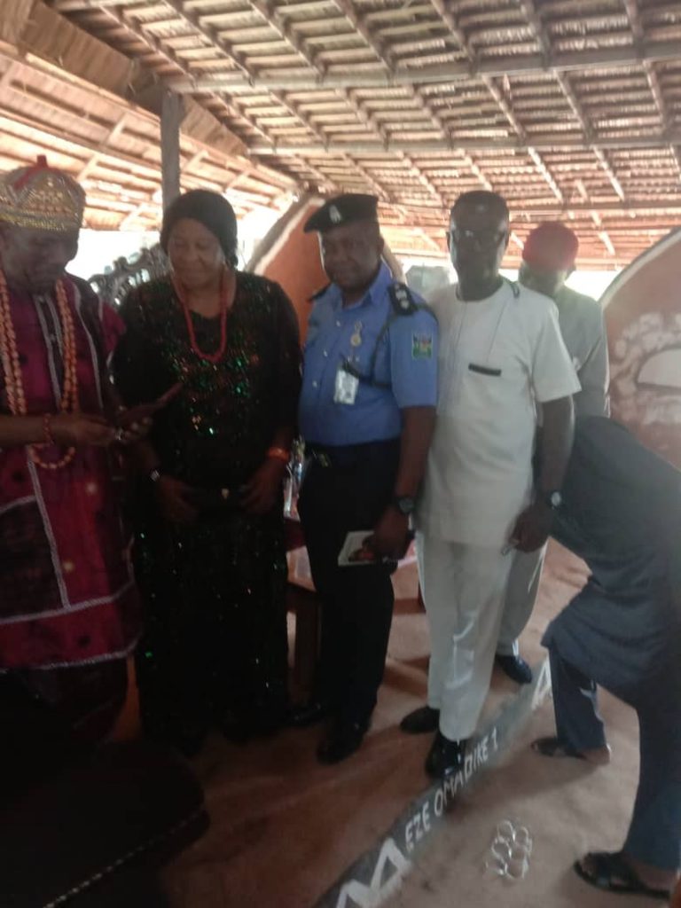 DPO NEKEDE: IHIAGWA POLICE DIVISIONAL HQTRS PAID FAMILIARISATION VISIT TO HRH EZE MORRISON EKE OF UMUOMA NEKEDE - 9NEWS NIGERIA