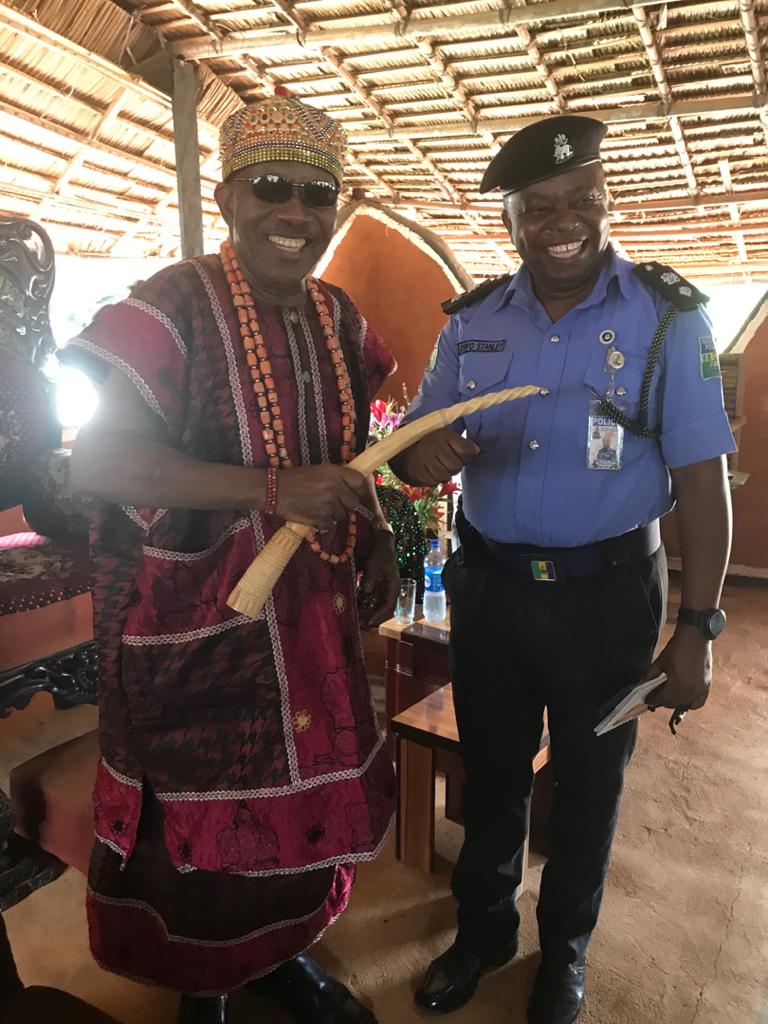 DPO NEKEDE: IHIAGWA POLICE DIVISIONAL HQTRS PAID FAMILIARISATION VISIT TO HRH EZE MORRISON EKE OF UMUOMA NEKEDE - 9NEWS NIGERIA