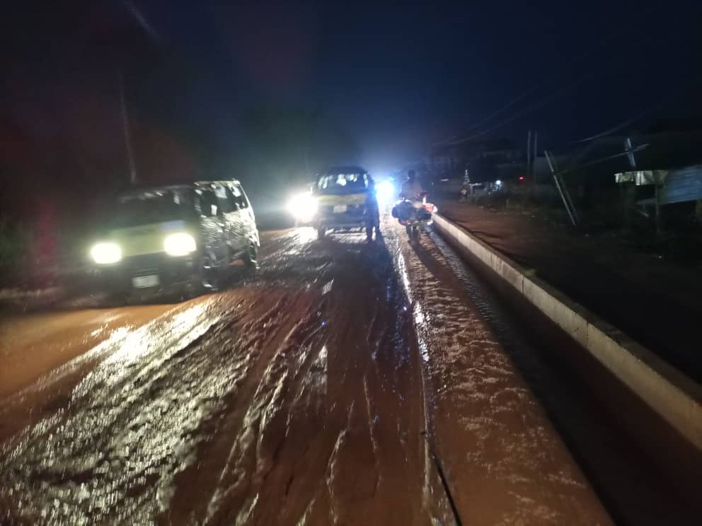 HEAVY RAIN HITS NEKEDE:POLY:IHIAGWA ROAD; CONSTRUCTION IN SLOW SPEED, DRAINAGES BLOCKED