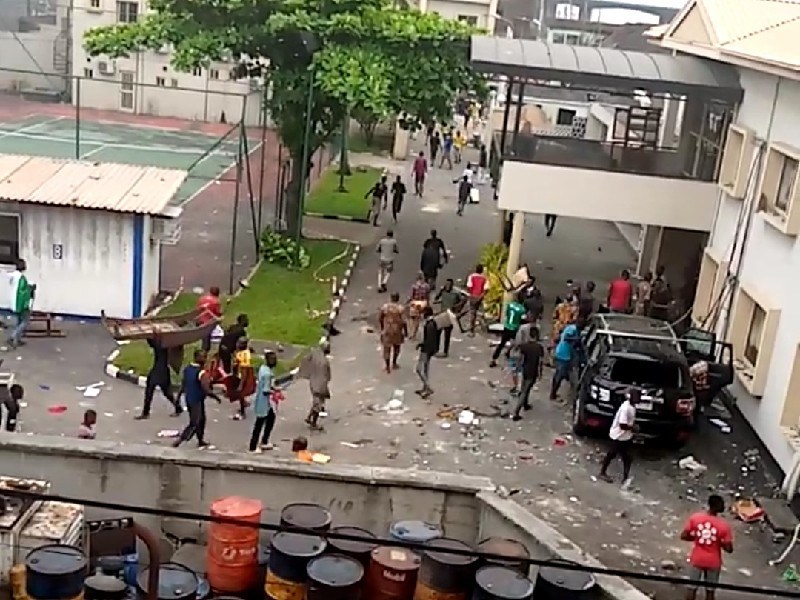 Hoodlums Invade Oba of Lagos' palace during #EndSars protest
