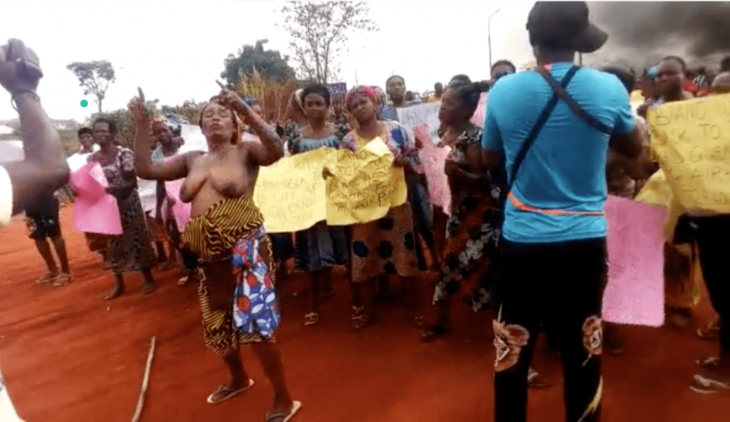 Umueri Women Protest Half-Naked Against Willie Obiano's Land Grabbing Policy For Anambra Airport