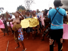 Umueri Women Protest Half-Naked Against Willie Obiano's Land Grabbing Policy For Anambra Airport