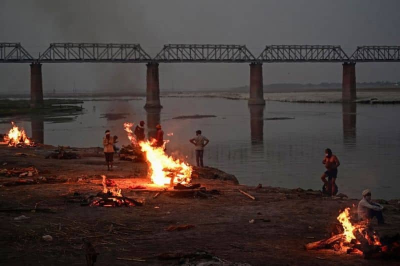 Rolls of dead bodies scattered on Indian River Ganges