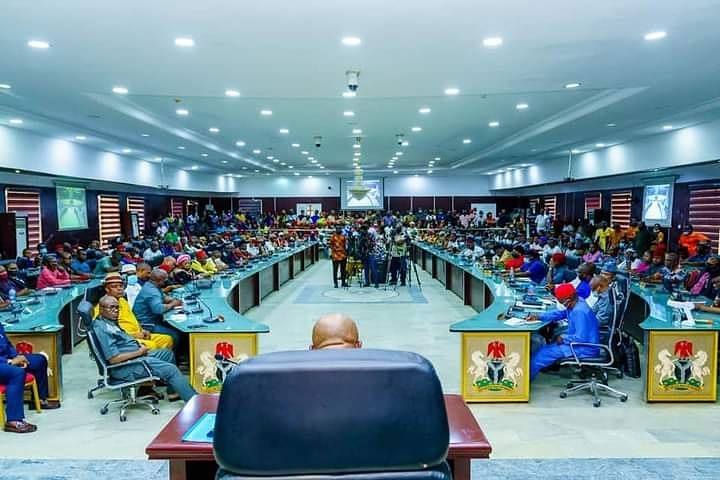 Governor Hope Uzodinma receives the leaders of Ideato South LGA led by Chief Eze Duruiheoma (SAN) who is the Chairman, Panel of Inquiry on Local Government Affairs
