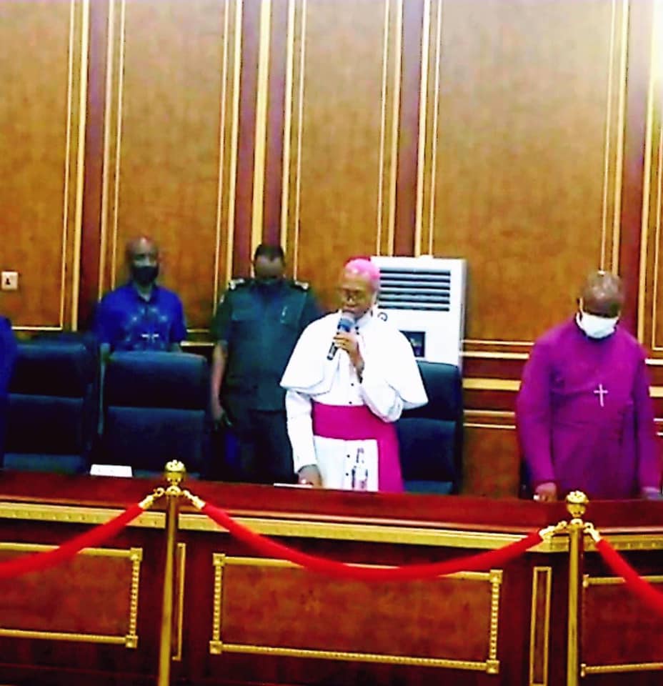 IMO GOVERNMENT HOUSE NOW HAS NEW EXCO CHAMBER AS UZODINMA MEETS WITH RELIGIOUS LEADERS FOR PRAYERS.