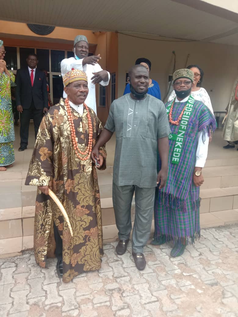 NEKEDE: From left- HRH MORRISON EKE, FEDPONEK PRESIDENTIAL PANEL REPS, HRH STEPHEN AGUMANU and others watching with keen interest at the development during the group pics