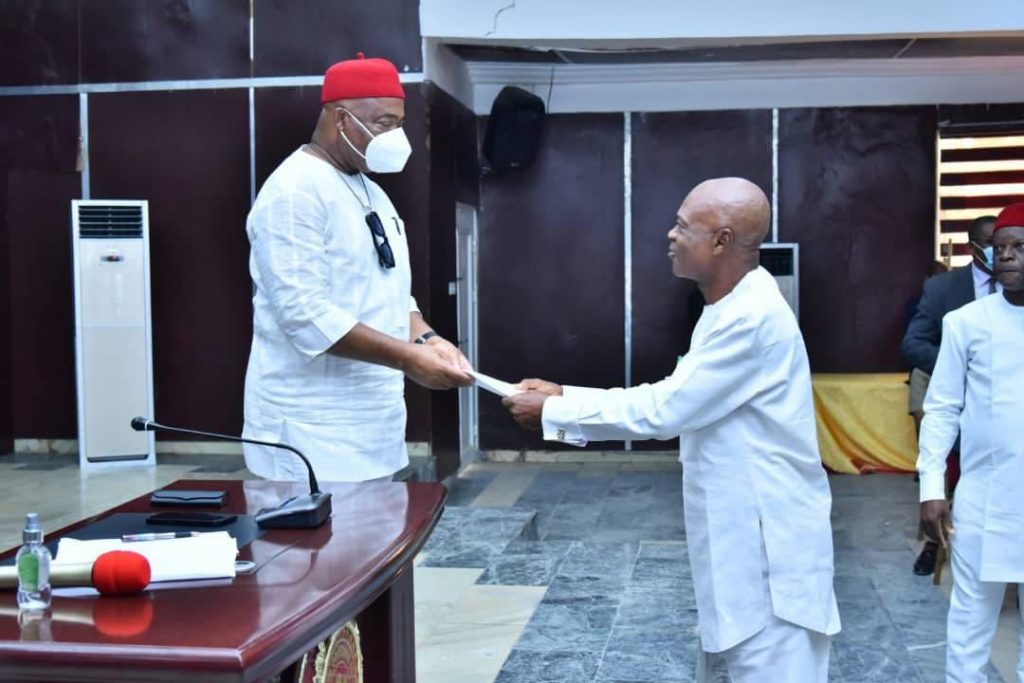 Chief Sir Fidel Onyeneke, former NUJ Chairman, Imo State Council, read and presented the COMMUNIQUE of Owerri west people to Governor Hope Uzodinma during his meeting with Owerri West stakeholders.
