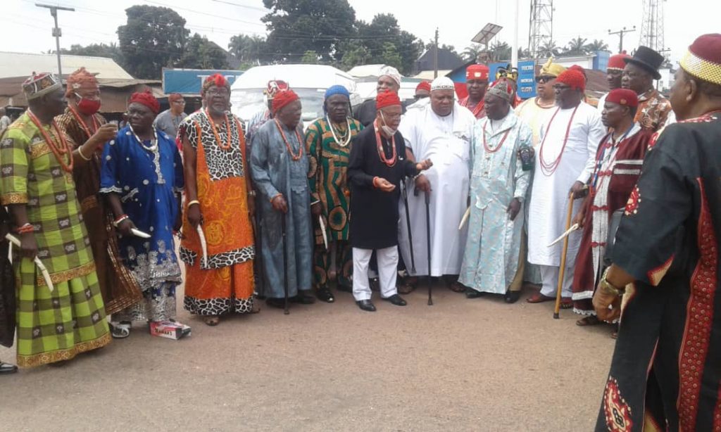 MBAISE MONARCHS REVERSES IHEDIOHA'S LIBATIONS TO VOTE ONLY MBAISE PEOPLE AND PDP