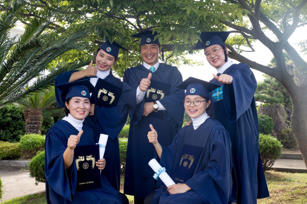 Shincheonji_Zion_Mission_Center_Graduates_are_Giving_Thumbs_up_in