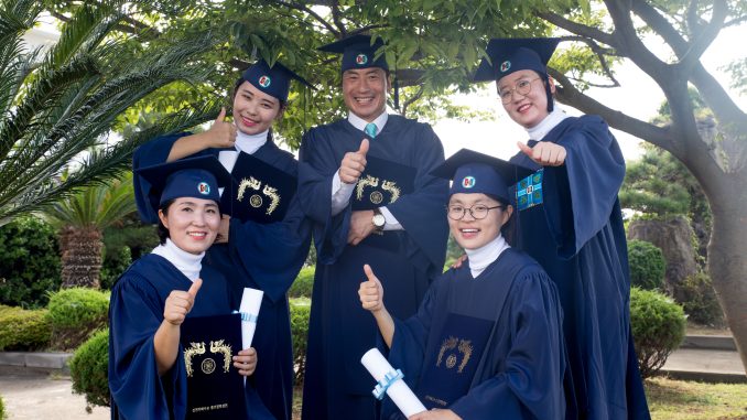 Shincheonji_Zion_Mission_Center_Graduates_are_Giving_Thumbs_up_in