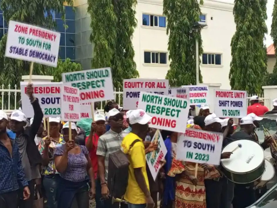 Protesters Storm APC  PDP Headquarters Over Zoning