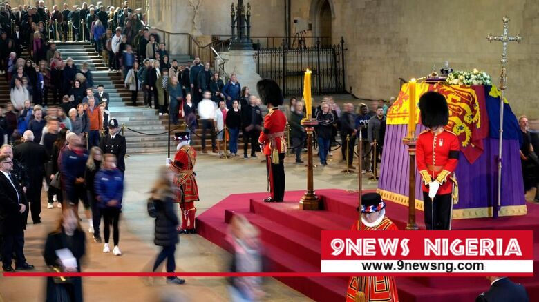 MOMENT WHEN MAN RUSHED INTO QUEEN ELIZABETH'S COFFIN