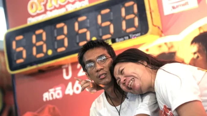 1C6021650-pb-130214-record-breaking-kiss-jsw-01