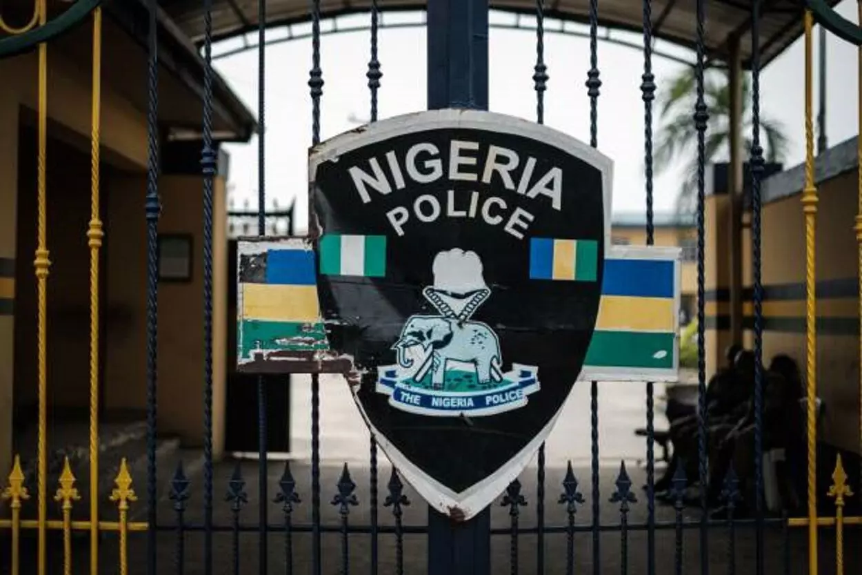 414336 police station ls