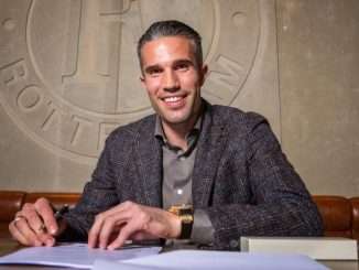 presentacion de van persie como nuevo entrenador del feyenoord sub 16 twitter persie official 1
