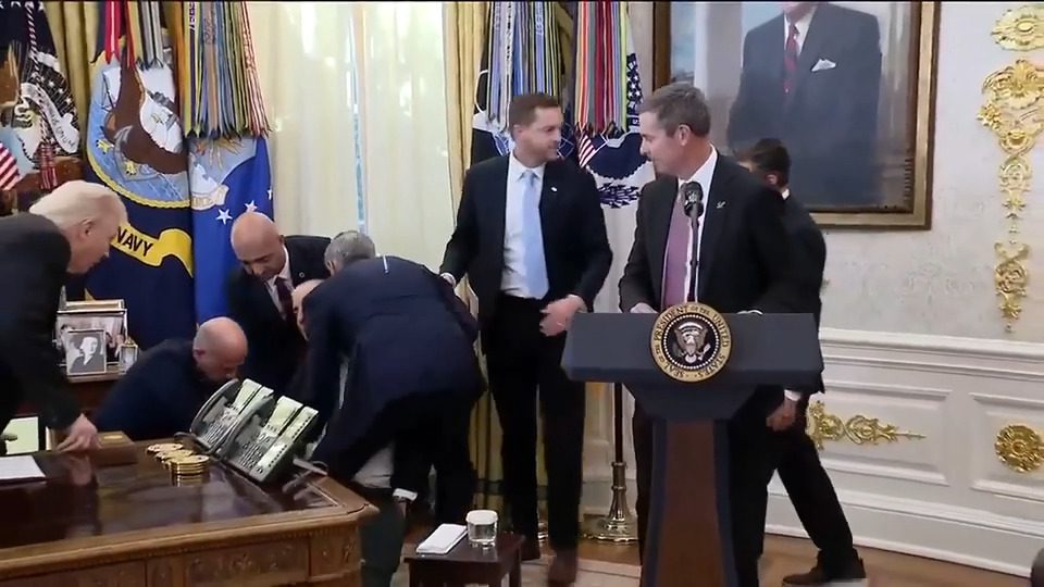 Man faints next to Trumps White House Desk